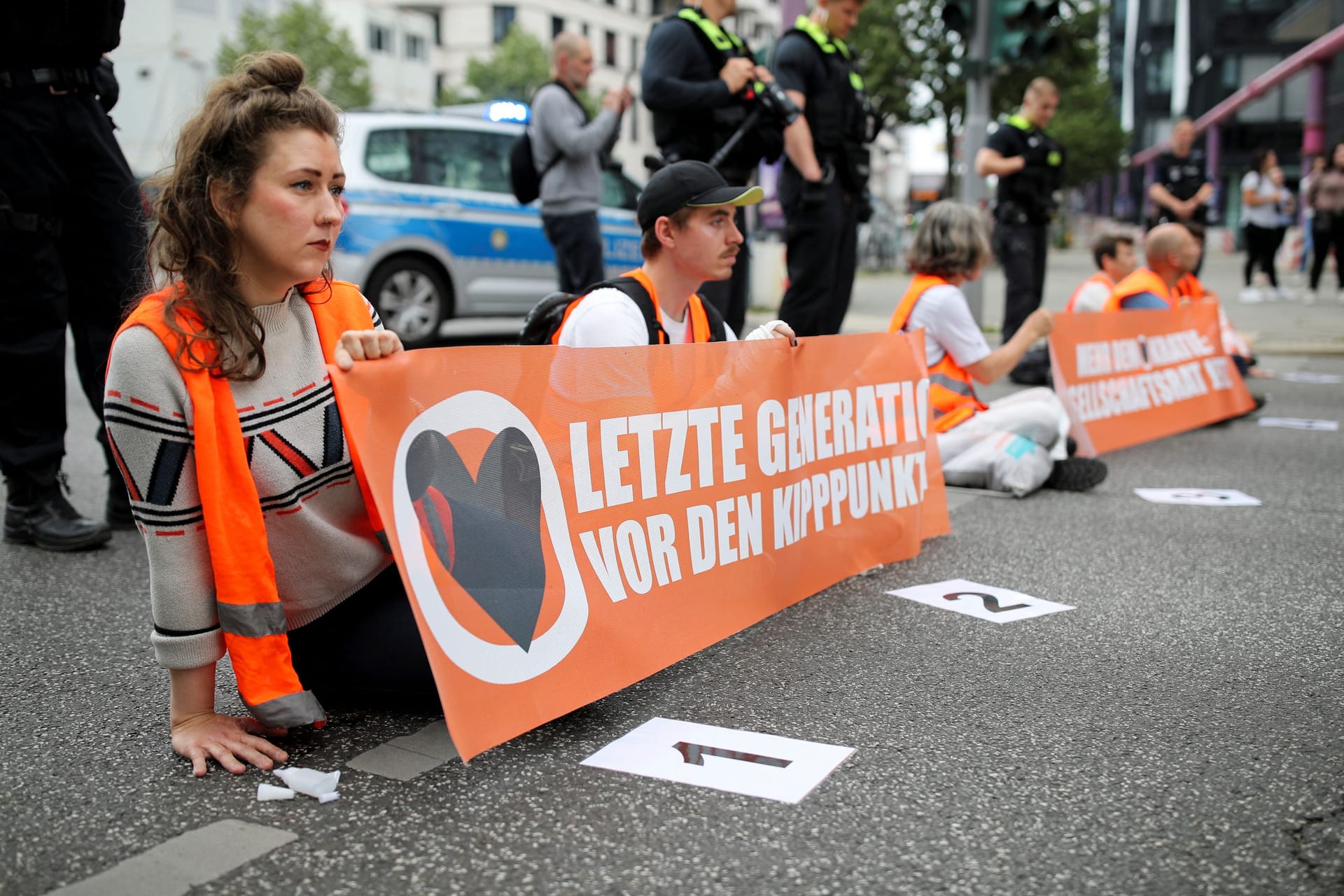 Klimaaktivisten der "Letzten Generation" auf einer Straße (Archivbild): Sie kündigen ein "besonderes Protestbild" an.