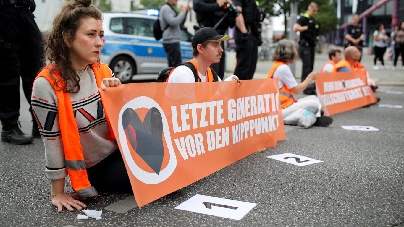 Klimaaktivisten der "Letzten Generation" auf einer Straße (Archivbild): Sie kündigen ein "besonderes Protestbild" an.