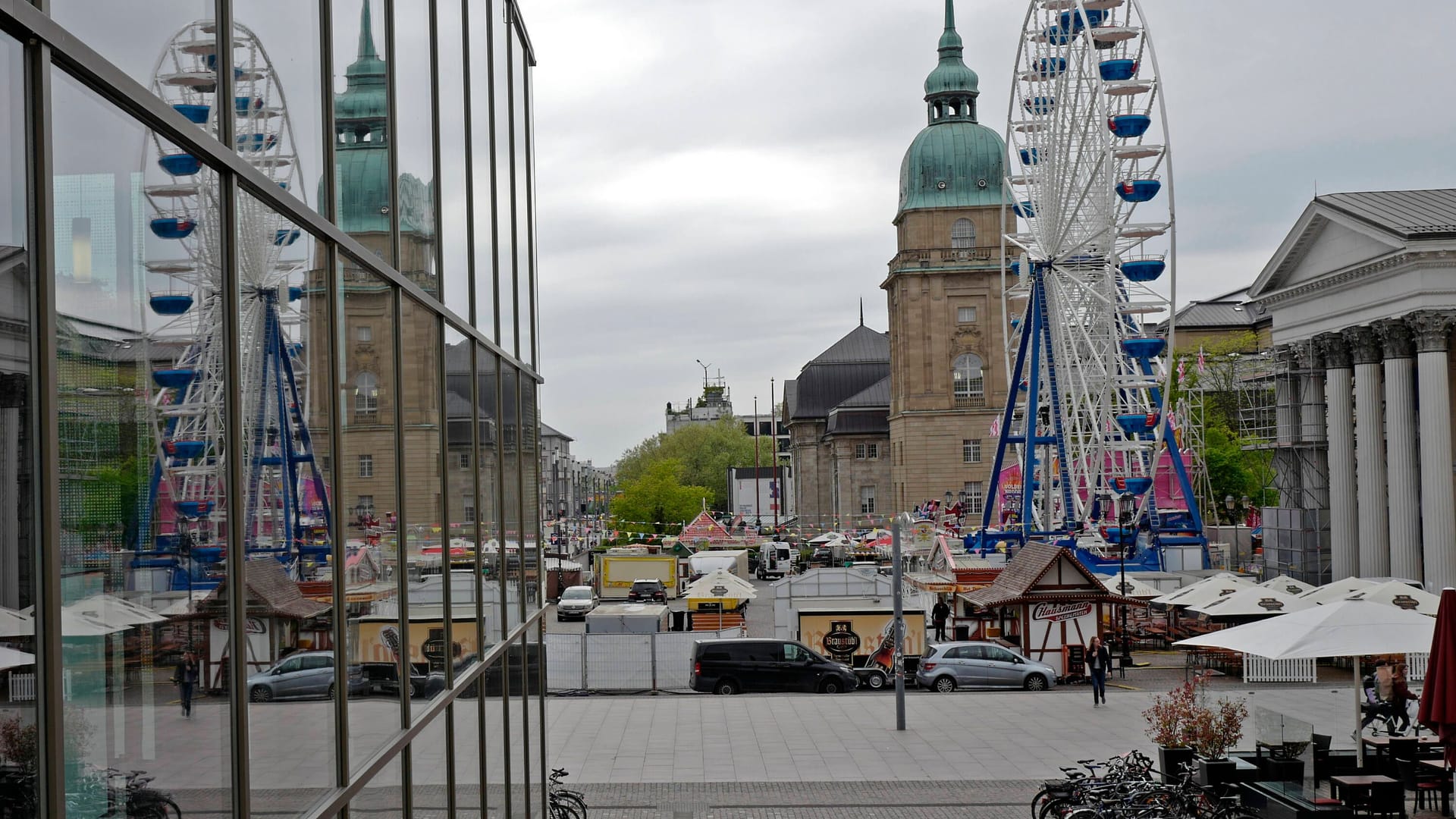 Die Innenstadt von Darmstadt mit dem Karolinenplatz, einem Riesenrad und dem Hessischen Landesmuseum (Archivbild): Die Stadt ist attraktiv für Start-ups.