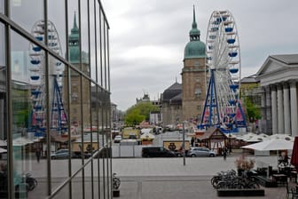 Die Innenstadt von Darmstadt mit dem Karolinenplatz, einem Riesenrad und dem Hessischen Landesmuseum (Archivbild): Die Stadt ist attraktiv für Start-ups.