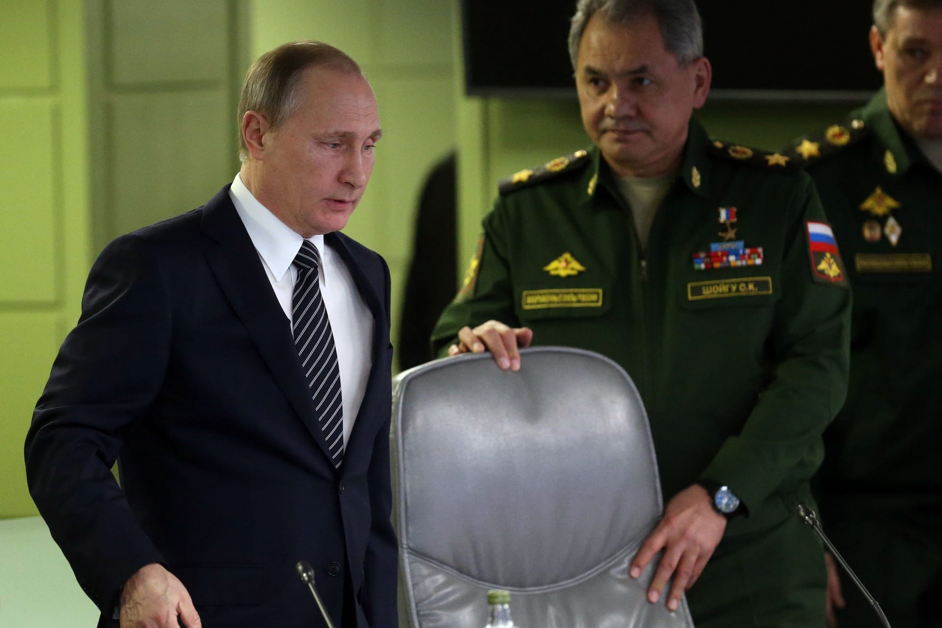 Wladimir Putin (l.) mit Verteidigungsminister Sergej Schoigu und Generalstabschef Waleri Gerassimow im Hintergrund (Archivbild).