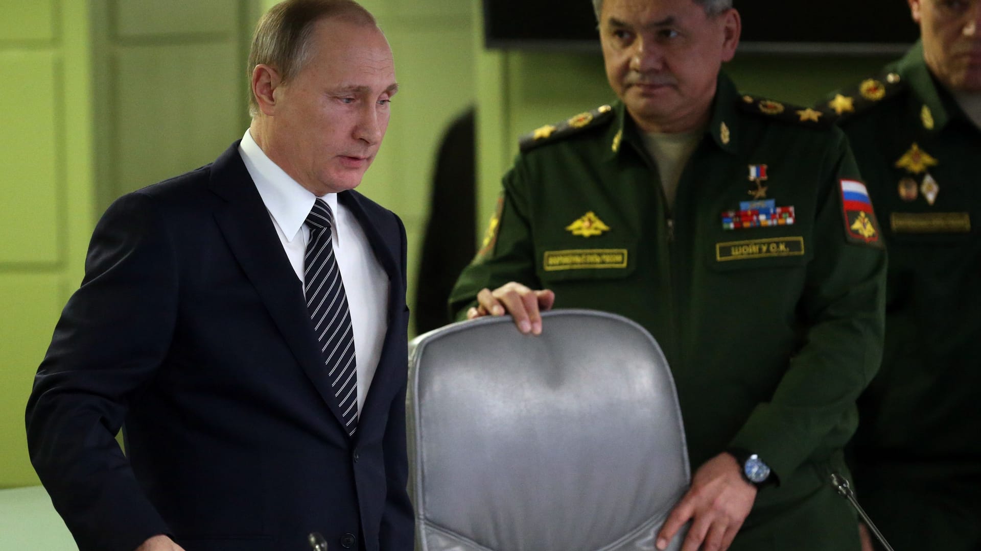 Wladimir Putin (l.) mit Verteidigungsminister Sergej Schoigu und Generalstabschef Waleri Gerassimow im Hintergrund (Archivbild).