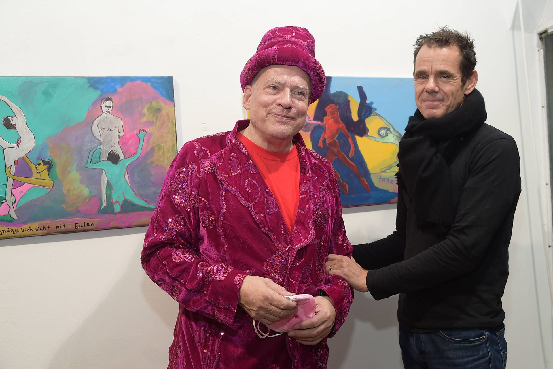 Künstler Rosa von Praunheim im pinken Outfit vor einem seiner Werke (Archivbild): Eine Kirche in Nürnberg steht nun im Shitstorm, weil sie einige seiner Werke ausstellt.