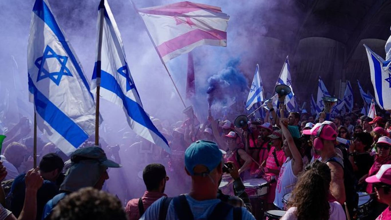 Menschen demonstrieren in Jerusalem gegen die Justizreform: Ein Auto ist bei Protesten in Tel Aviv in eine Menschenmenge gefahren.