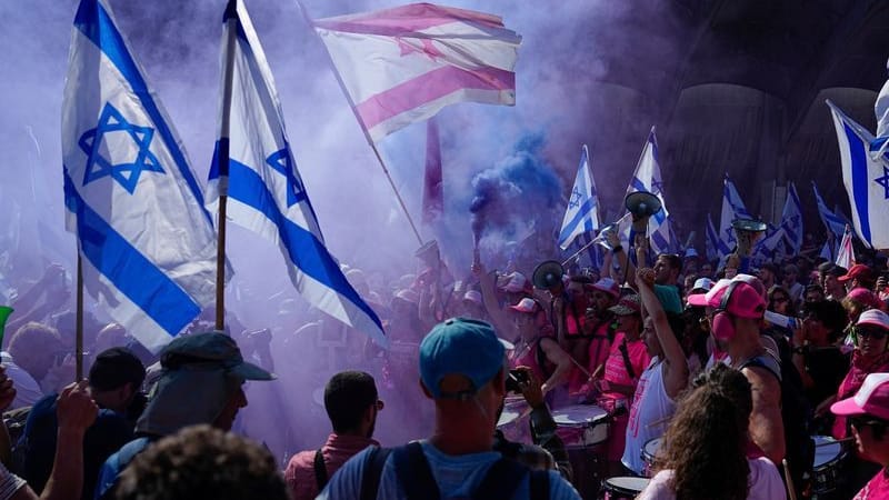 Menschen demonstrieren in Jerusalem gegen die Justizreform: Ein Auto ist bei Protesten in Tel Aviv in eine Menschenmenge gefahren.