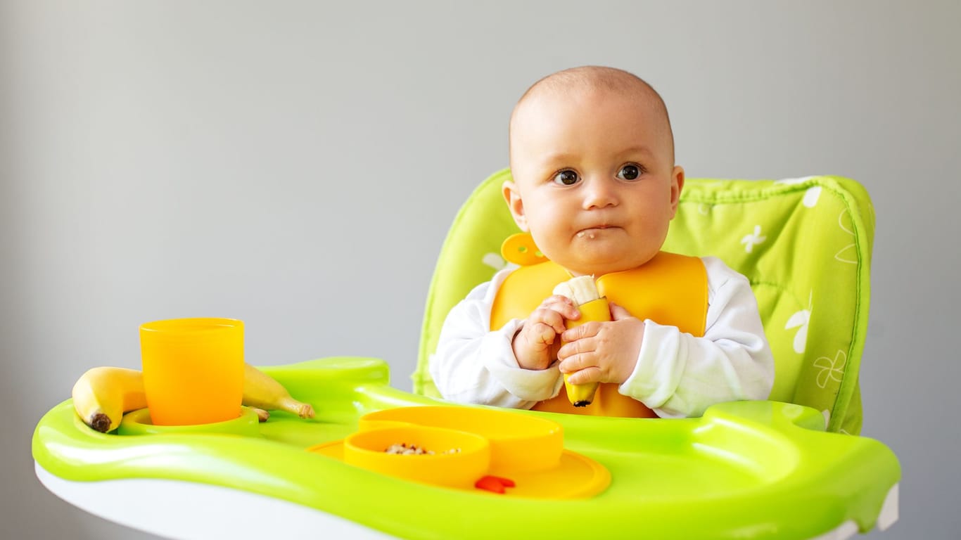 Mit den ersten Zähnchen können Babys schon weiches Obst essen.