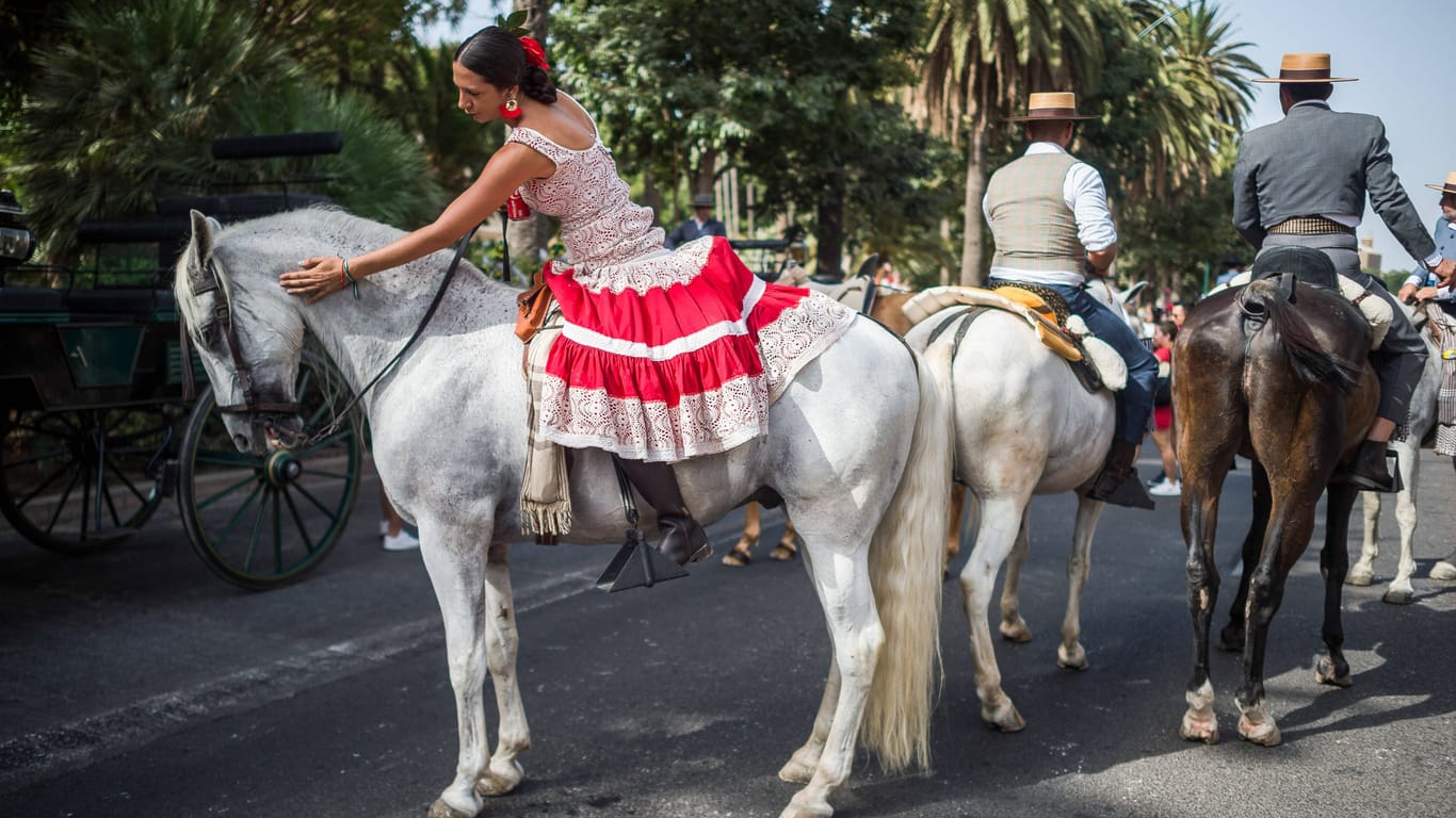 Eine Flamenco-Tänzerin auf einem Pferd: Bei der Feria de Agosto herrscht buntes Treiben.