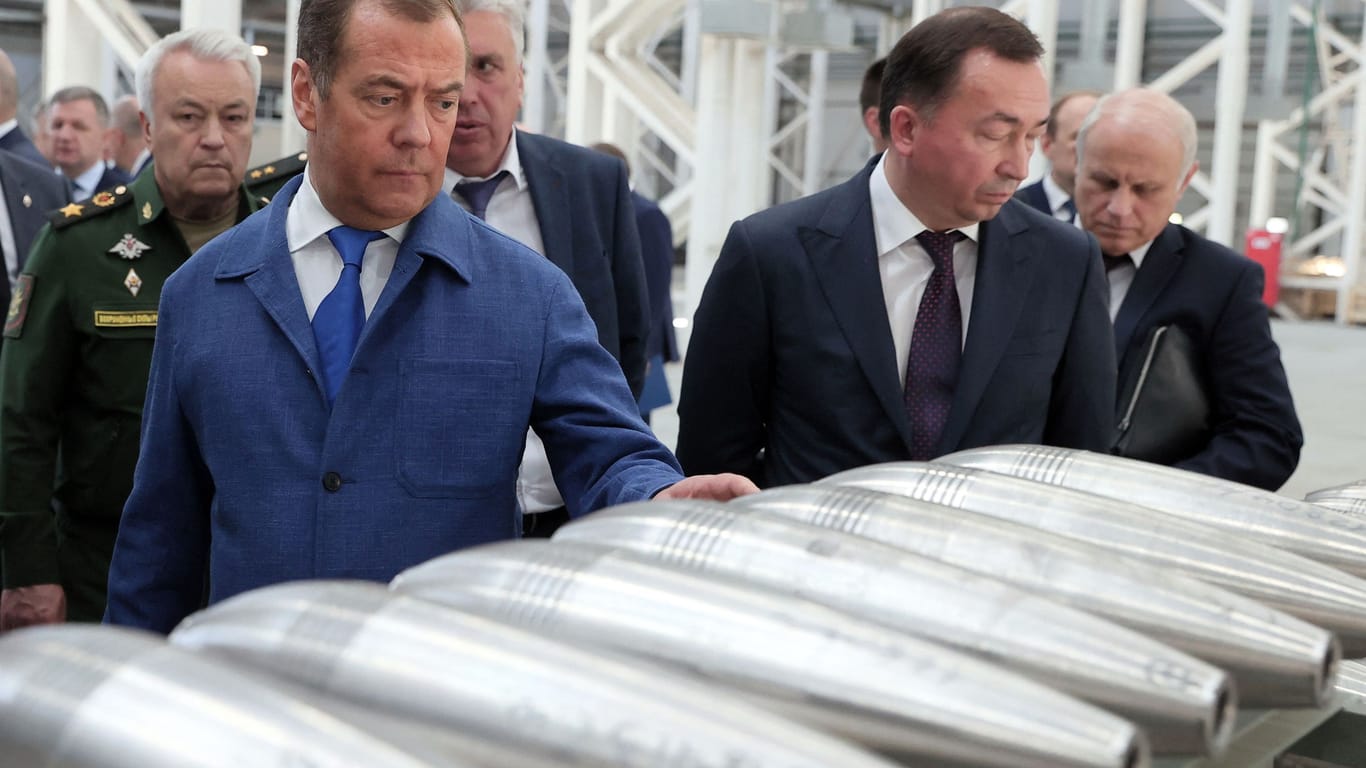 Medwedew (l.) beim Besuch einer Waffenfabrik in der russischen Region Tula Anfang Juni 2023.