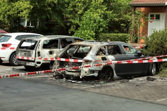 Die beiden Autos, abgestellt am Weidedamm, brannten vollständig aus. Die Täter meinen, der Audi (r) gehöre Innensenator Ulrich Mäurer. Doch daran gibt es Zweifel.