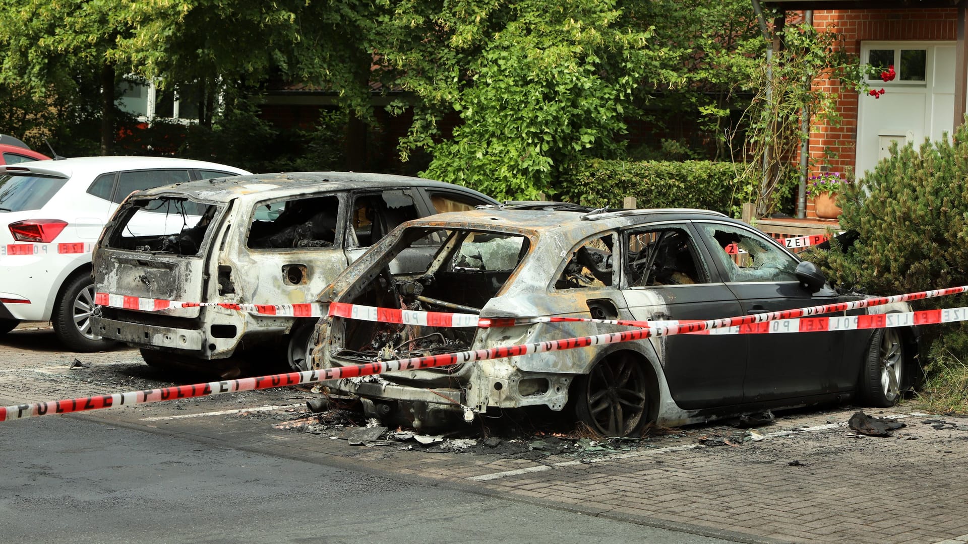 Die beiden Autos, abgestellt am Weidedamm, brannten vollständig aus. Die Täter meinen, der Audi (r) gehöre Innensenator Ulrich Mäurer. Doch daran gibt es Zweifel.