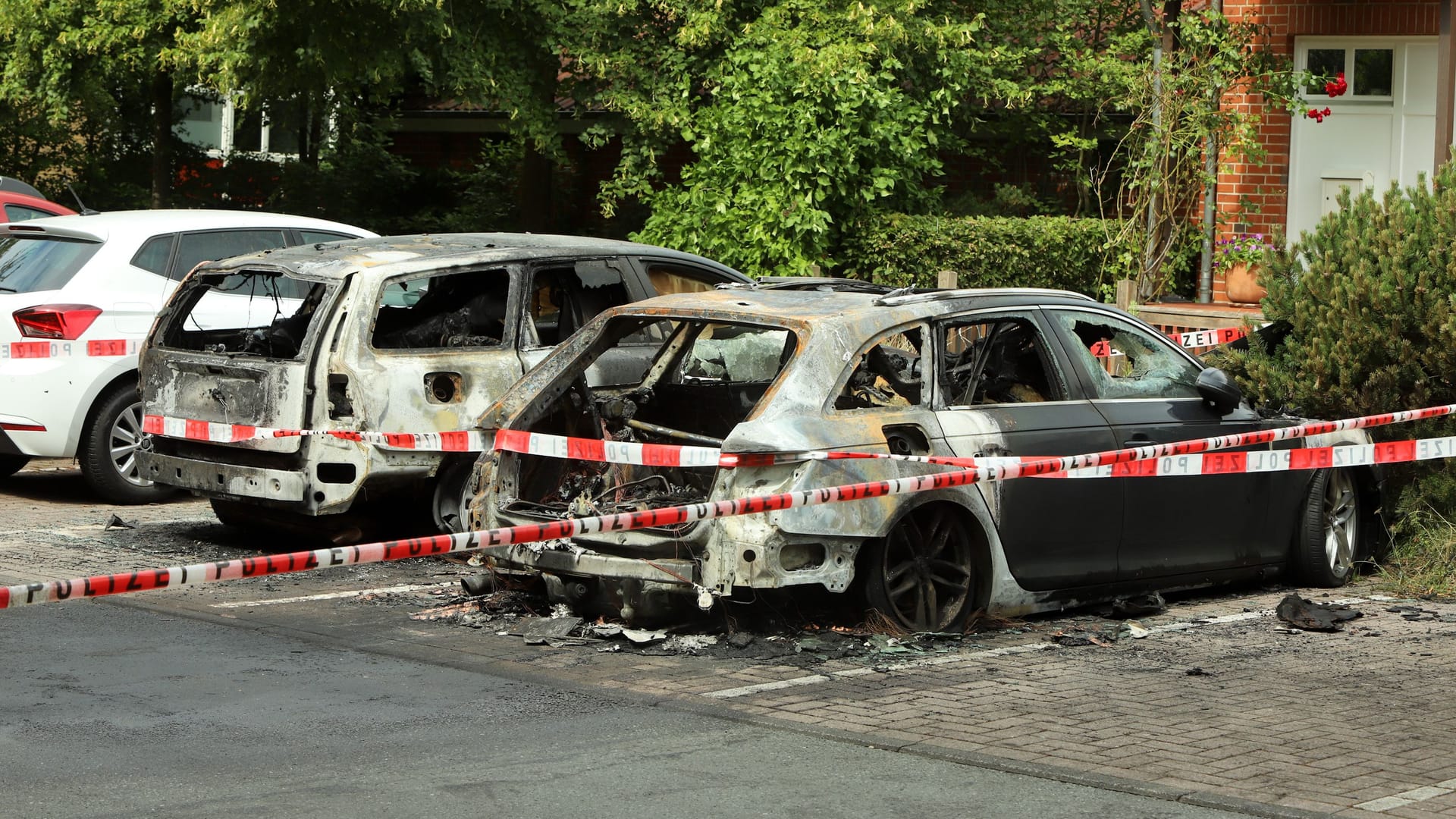 Die beiden Autos, abgestellt am Weidedamm, brannten vollständig aus. Die Täter meinen, der Audi (r) gehöre Innensenator Ulrich Mäurer. Doch daran gibt es Zweifel. Die beiden Autos, abgestellt am Weidedamm, brannten vollständig aus. Die Täter meinen, der Audi (r) gehöre Innensenator Ulrich Mäurer. Doch daran gibt es Zweifel.