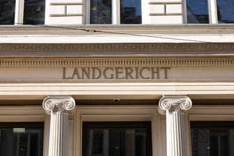 Der Eingang am Landgericht und Amtsgericht Bonn (Archivbild): Dort muss sich ein mutmaßlich betrügerischer Bänker verantworten.