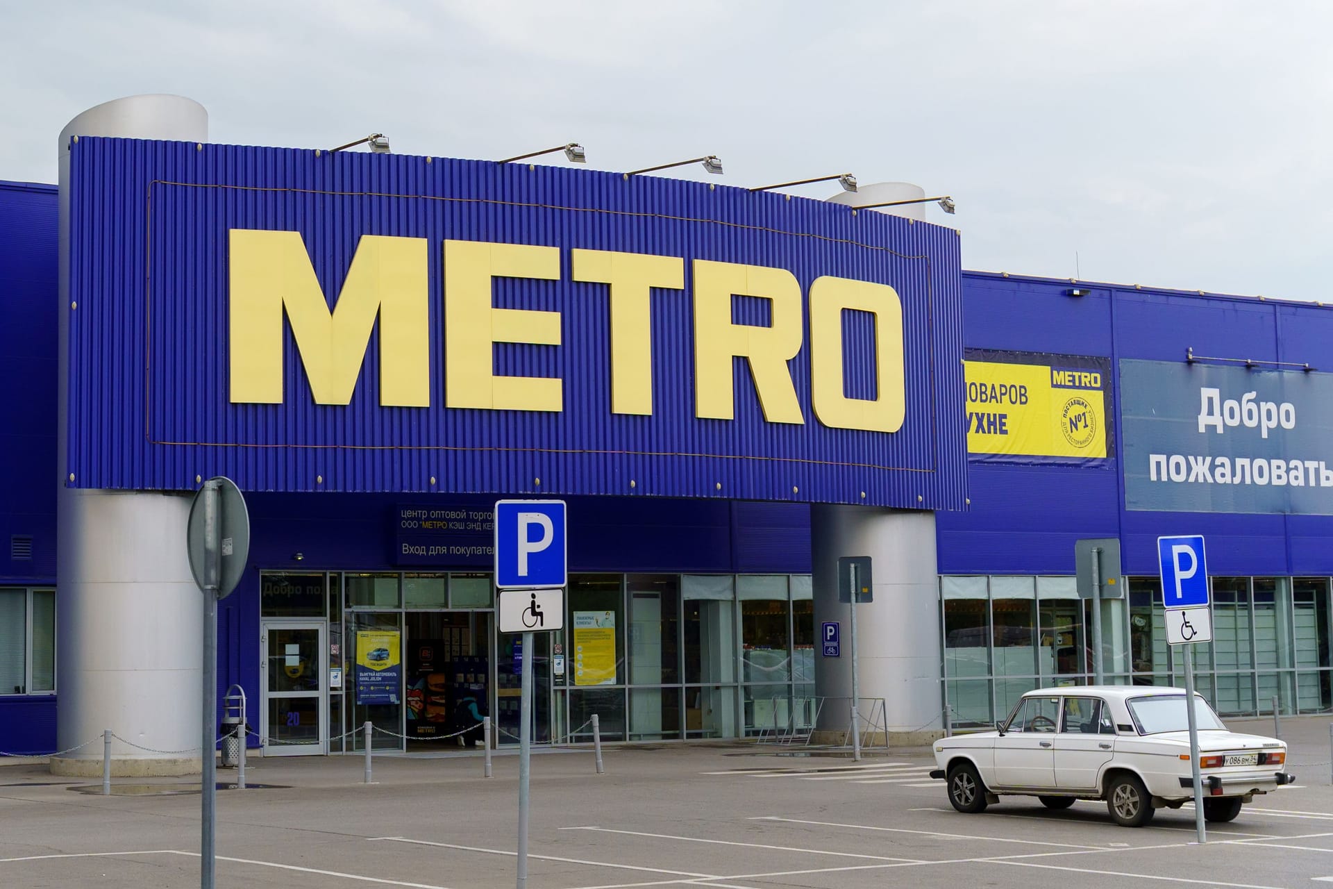 Metro-Supermarkt in Russland (Archivbild): Der Gewinn der Kette brach in Russland im vergangen Jahr deutlich ein.