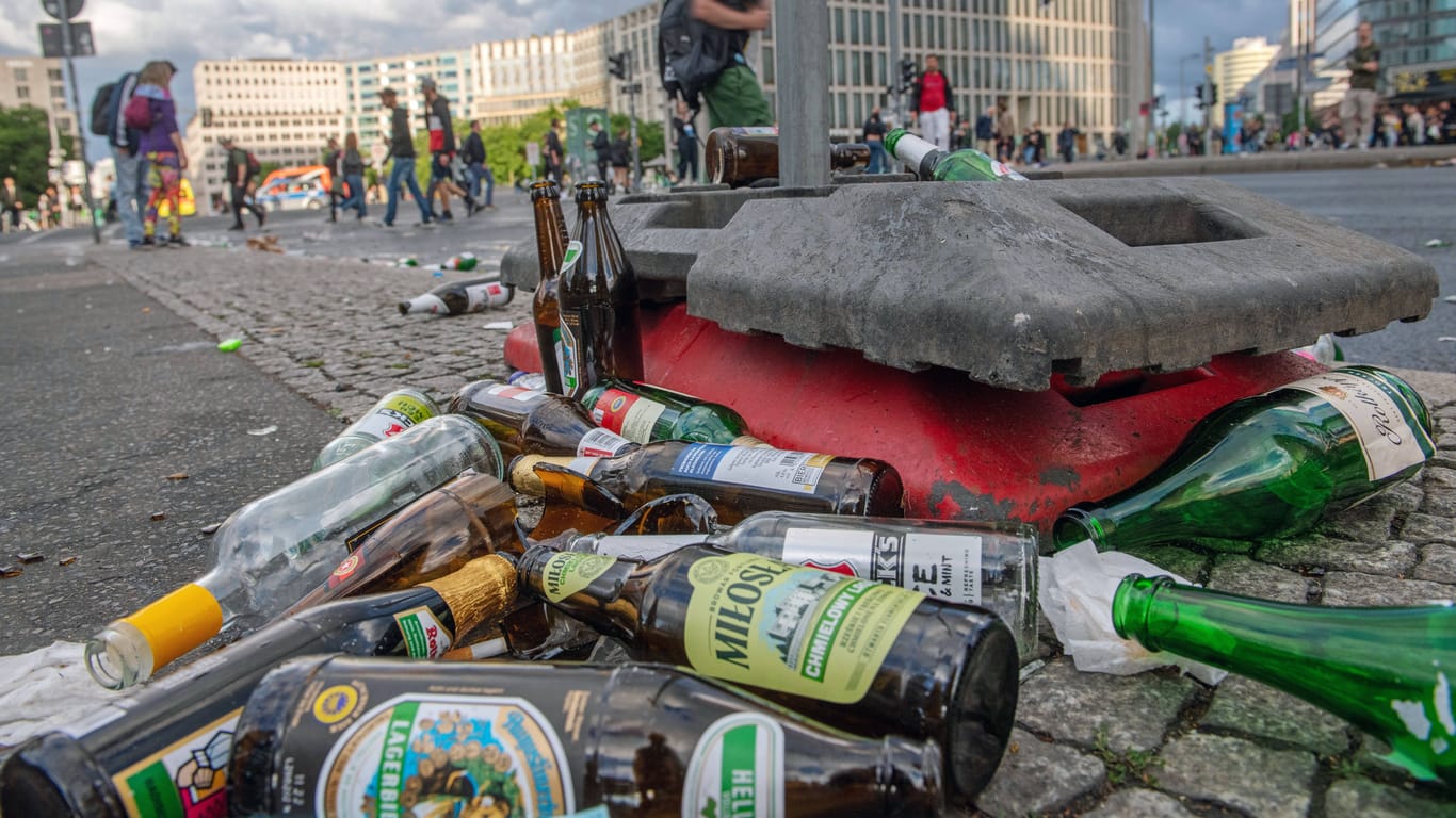 Rave the Planet – leere Flaschen am Potsdamer Platz