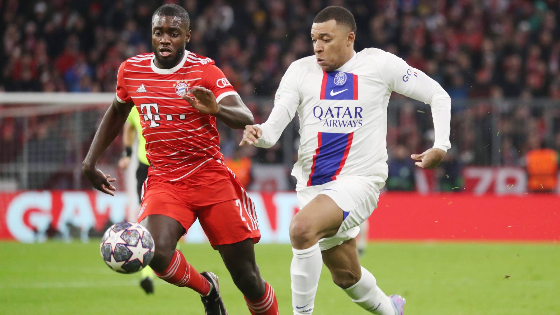 Gegen Dayot Upamecano (l.) und den FC Bayern war für Paris schon früh Schluss.