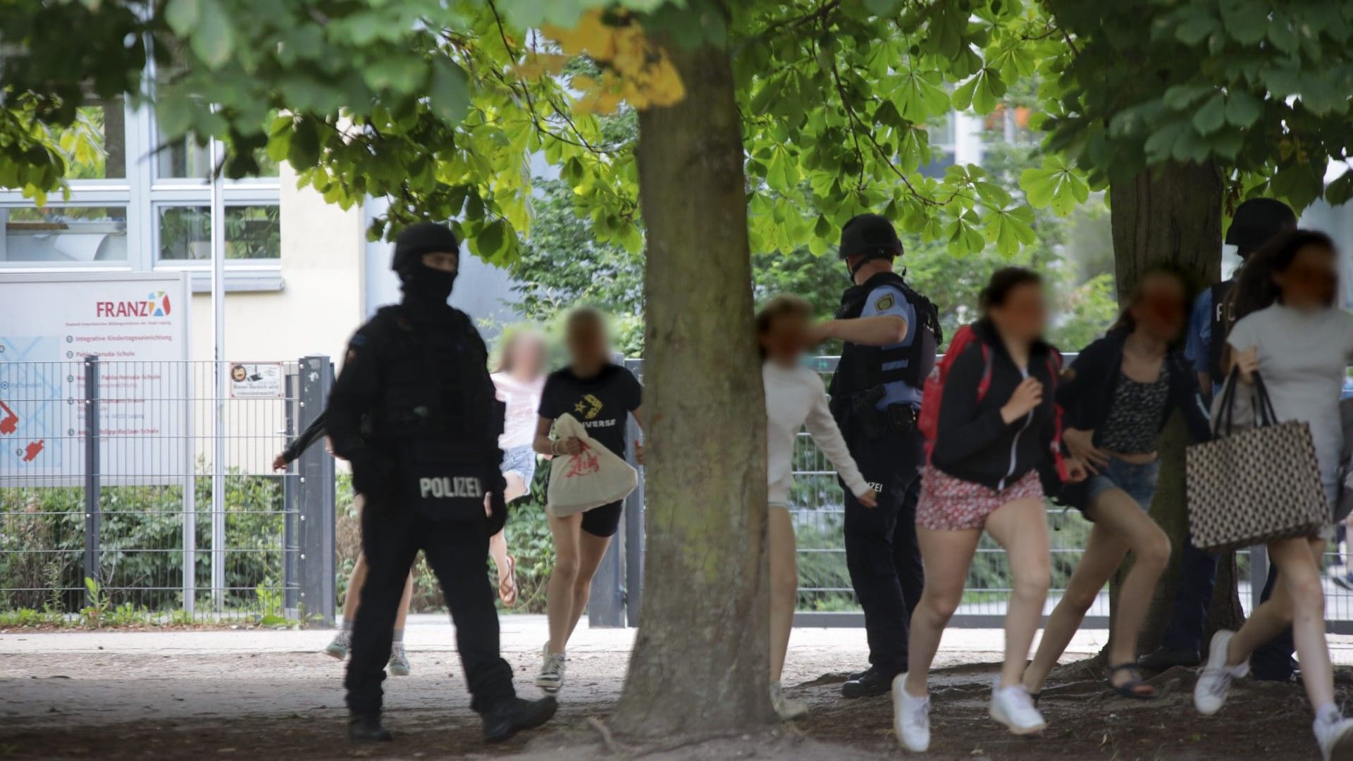 Schüler rennen vom Schulgelände: Die Polizei hat das Grundstück geräumt.