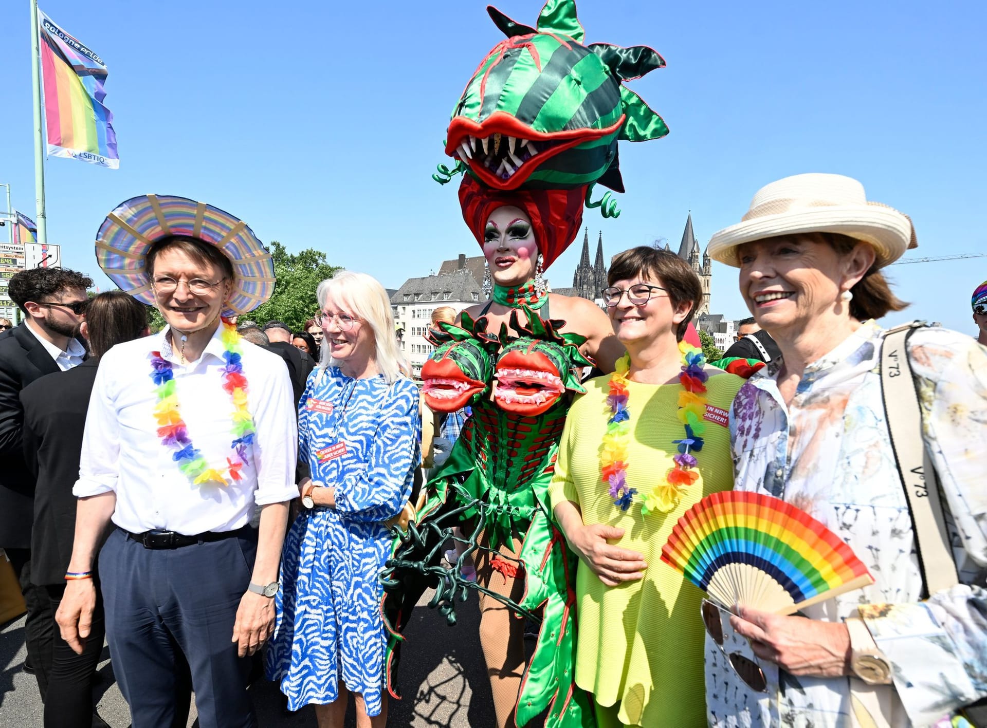 Auch einige Politiker zeigten sich am Sonntag mit der queeren Community solidarisch: hier Bundesgesundheitsminister Karl Lauterbach (v.l.n.r.), Elfie Scho-Antwerpes, SPD Vorsitzende Saskia Ecken sowie Köln OB Henriette Reger.