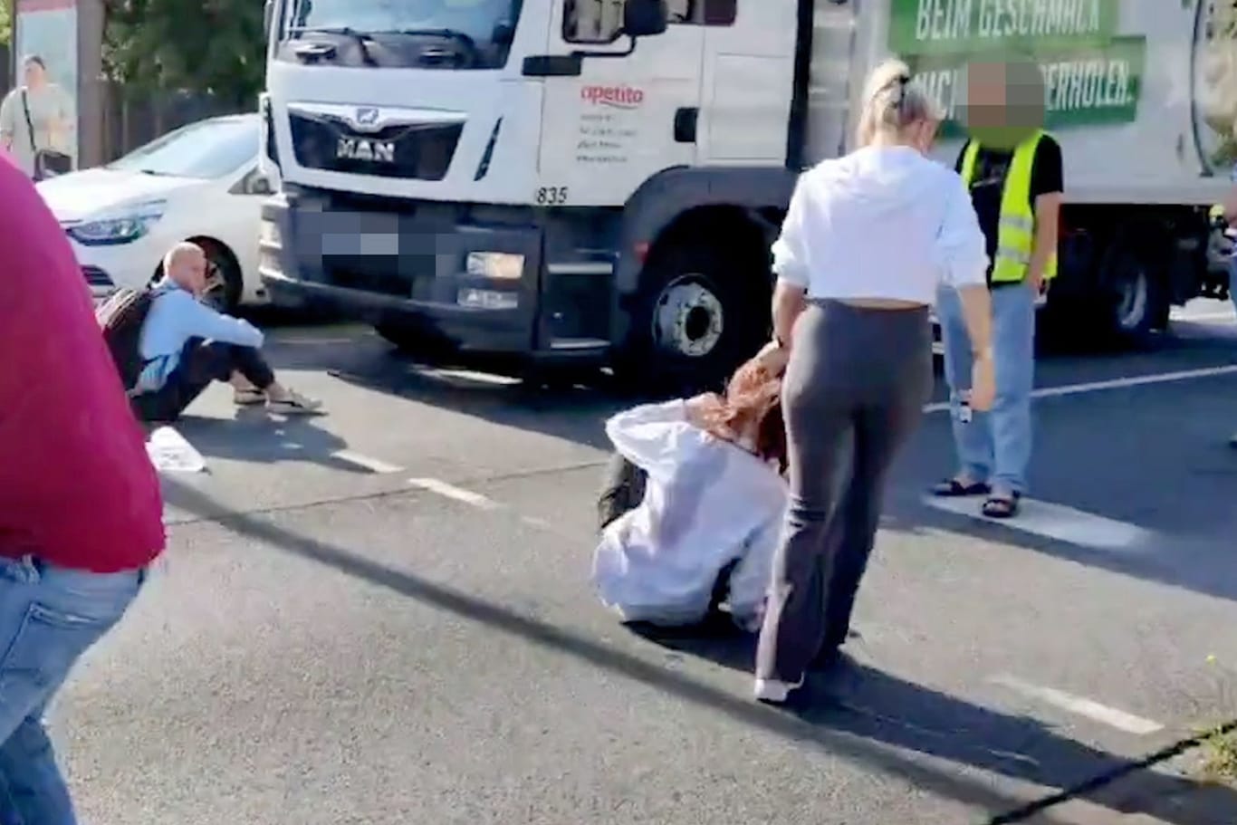 Frau schleift Aktivistin von der Straße