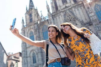 Selfie in Barcelona: Städtereisen sind nicht nur im Sommer besonders beliebt.