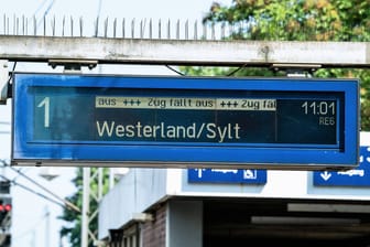 Anzeige in Elmshorn (Archivbild): Zugfahrer müssen sich auf Ausfälle einstellen.