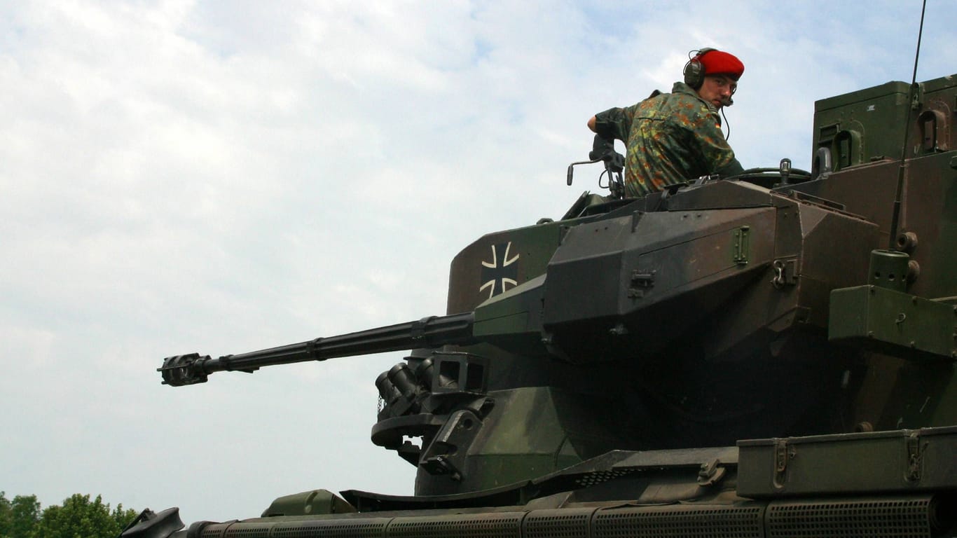 Soldat auf einem Gepard-Panzer (Archivbild): Rheinmetall kann offenbar bald Munition für die 80er-Jahre-Flakpanzer in die Ukraine schicken.