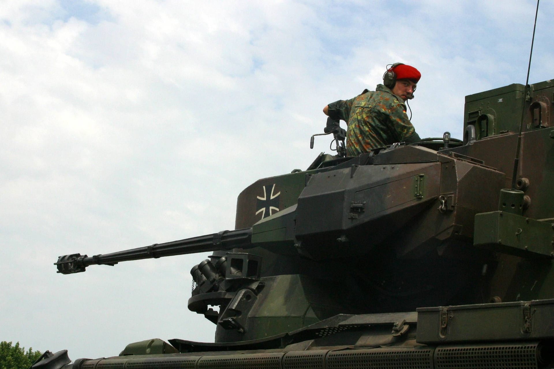 Soldat auf einem Gepard-Panzer (Archivbild): Rheinmetall kann offenbar bald Munition für die 80er-Jahre-Flakpanzer in die Ukraine schicken.