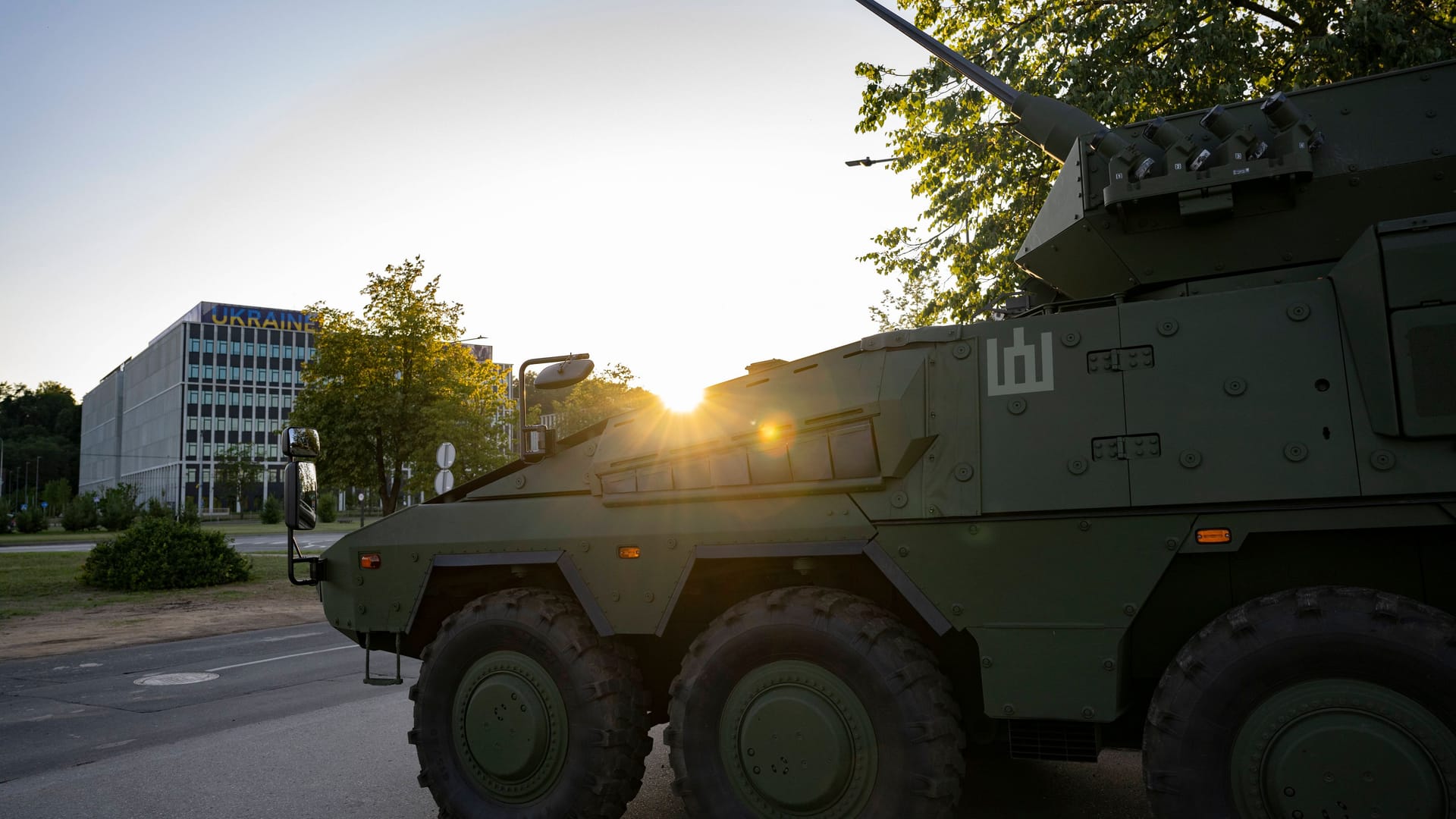 Flakpanzer in Litauens Hauptstadt Vilnius: Vor dem Nato-Gipfel hat das Militärbündnis schweres Gerät zum Schutz der Stadt abkommandiert.