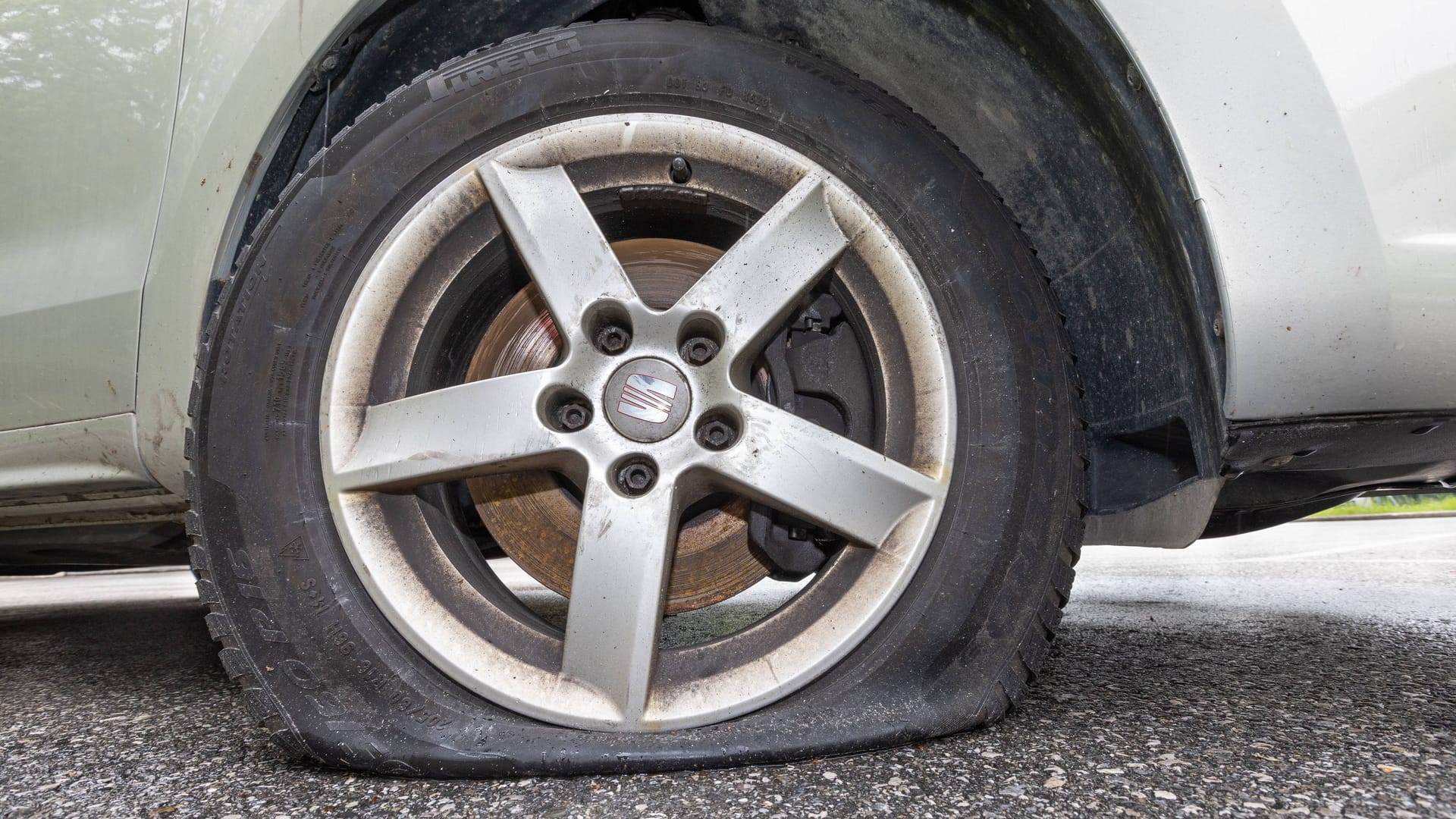 Kaputter Autoreifen (Symbolbild): Klimaaktivisten lassen Luft aus SUVs, um gegen die Berliner Verkehrspolitik zu protestieren.