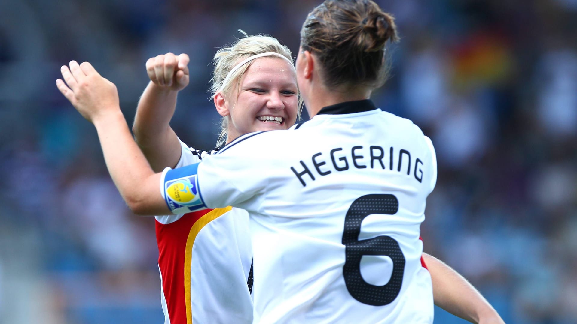 Alexandra Popp (l.) zusammen mit Marina Hegering bei der WM 2010.
