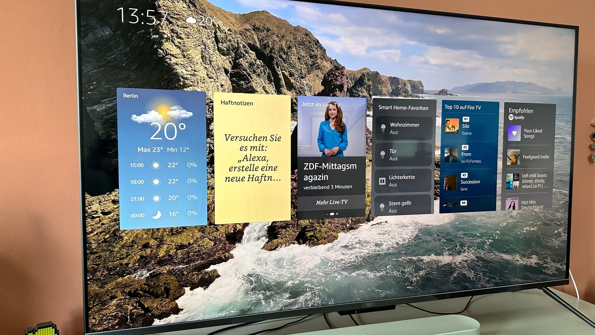 Wenn keine Serie oder Fernsehen läuft, zeigt der Fire TV kleine Widgets auf dem Bildschirm. Das erinnert an einen riesigen Echo Show.