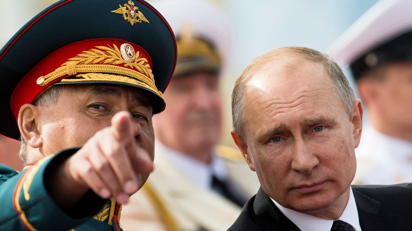 Sie pflegen eine enge Verbindung: Verteidigungsminister Sergej Schoigu und der russische Präsident (Archivbild).