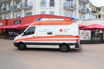 Rettungswagen an der Ostsee (Archivfoto): In Stralsund wurden mehrere Menschen verletzt.