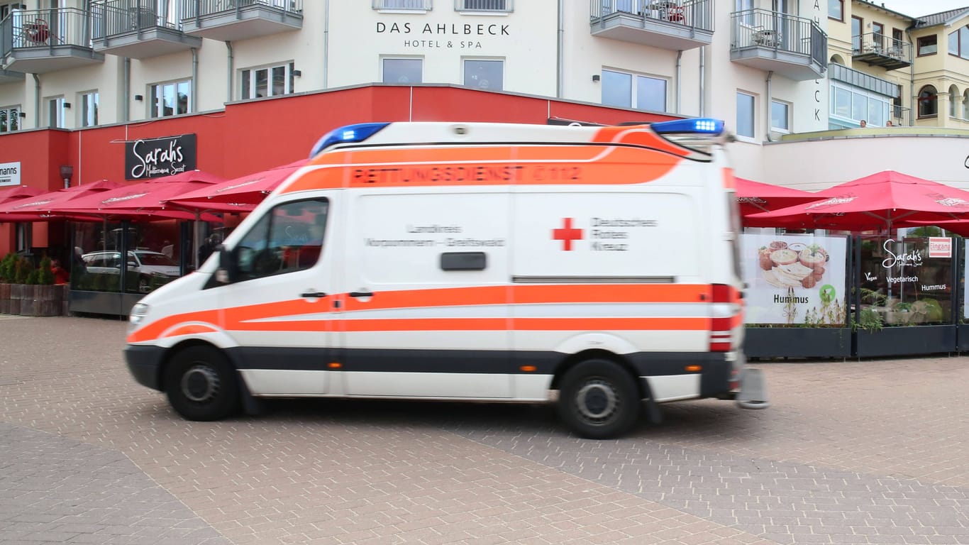 Rettungswagen an der Ostsee (Archivfoto): In Stralsund wurden mehrere Menschen verletzt.
