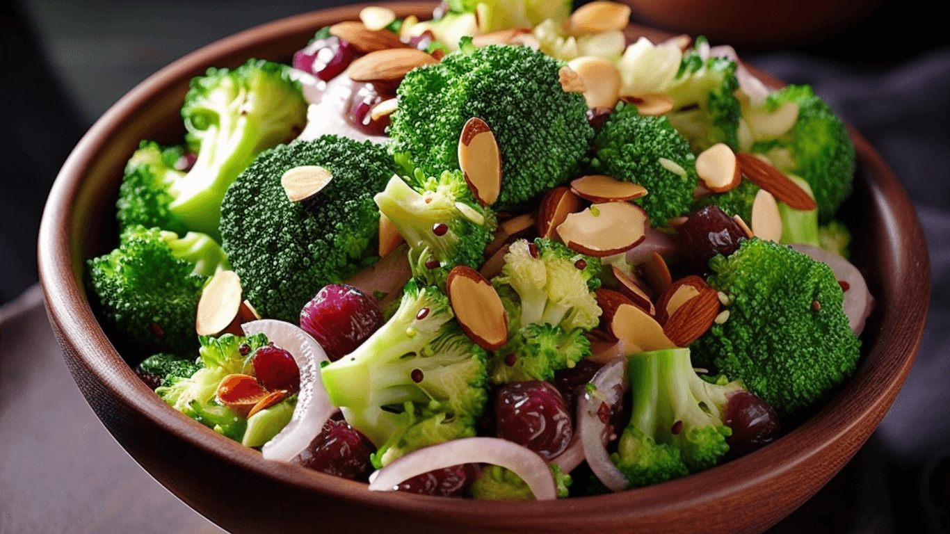 In Kombination mit Rosinen und Mandeln ist ein Brokkoli-Salat genau die richtige Kombination aus frisch, knusprig und herzhaft.