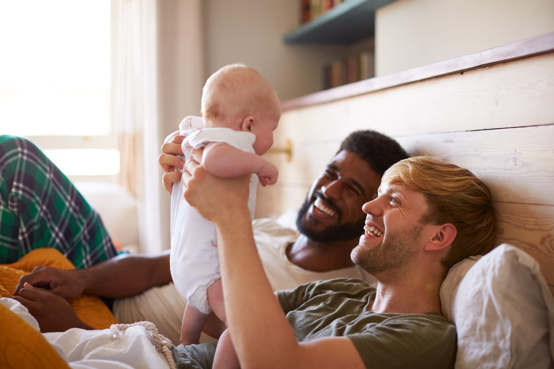 Junge Eltern mit Baby: Das Elterngeld ist ein wesentlicher Teil der Finanzplanung von Familien.