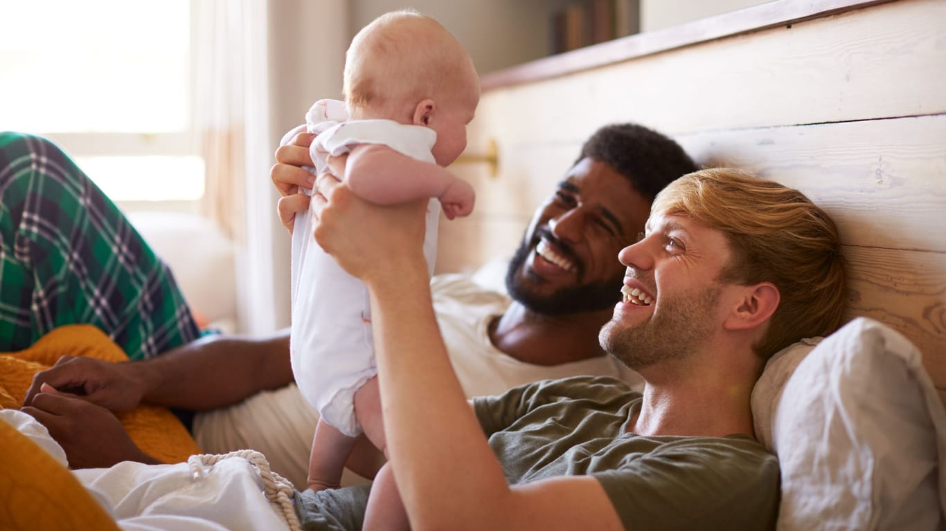Junge Eltern mit Baby: Das Elterngeld ist ein wesentlicher Teil der Finanzplanung von Familien.