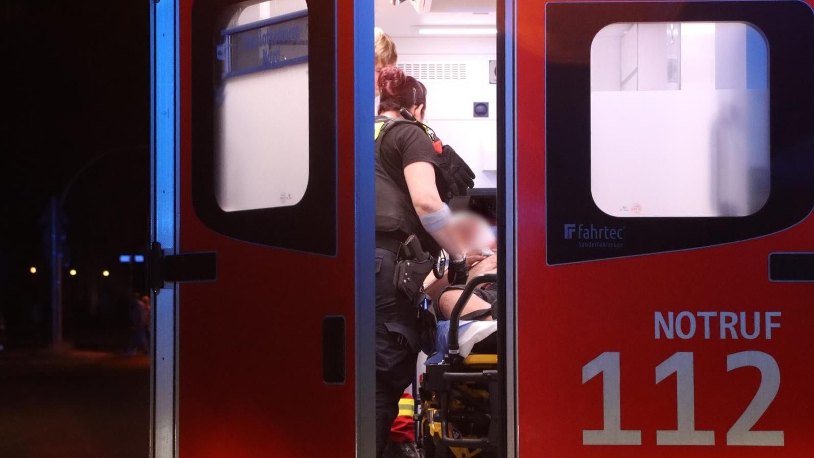 Verletzte Person im Krankenwagen: Ein Streit ist in Berlin-Jungfernheide eskaliert. Verletzte Person im Krankenwagen: Ein Streit ist in Berlin-Jungfernheide eskaliert.