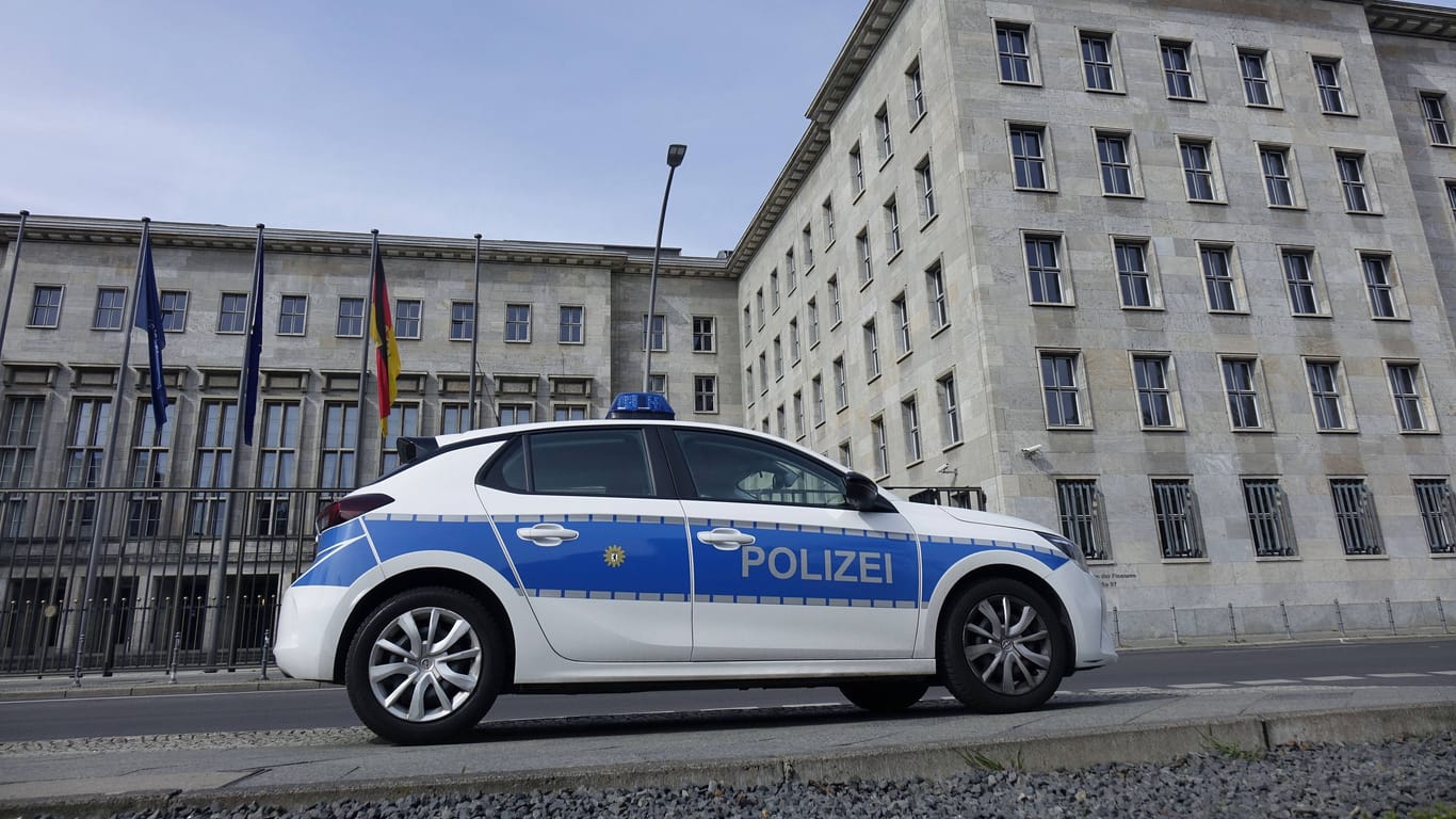 Vor dem Bundesfinanzministerium in Berlin parkt ein Fahrzeug der Berliner Polizei