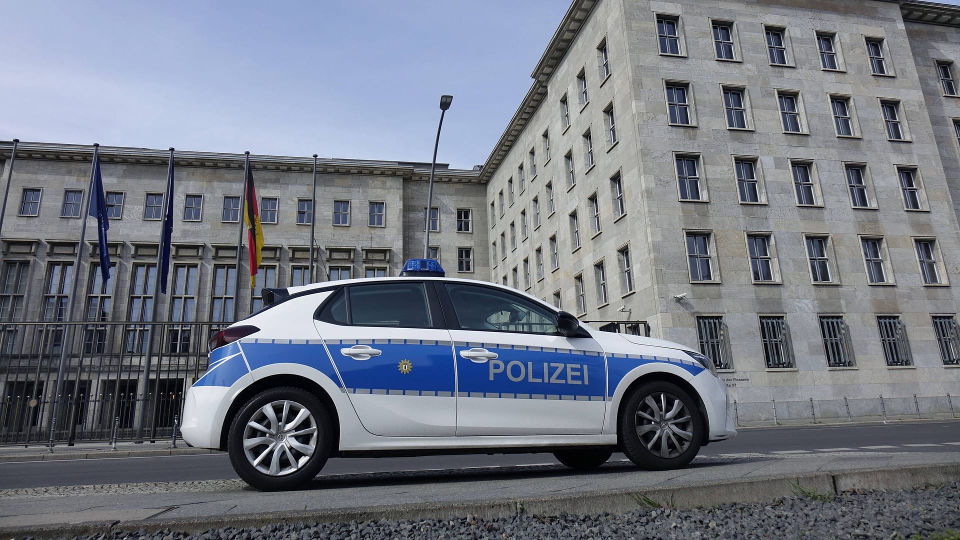 Vor dem Bundesfinanzministerium in Berlin parkt ein Fahrzeug der Berliner Polizei Vor dem Bundesfinanzministerium in Berlin parkt ein Fahrzeug der Berliner Polizei