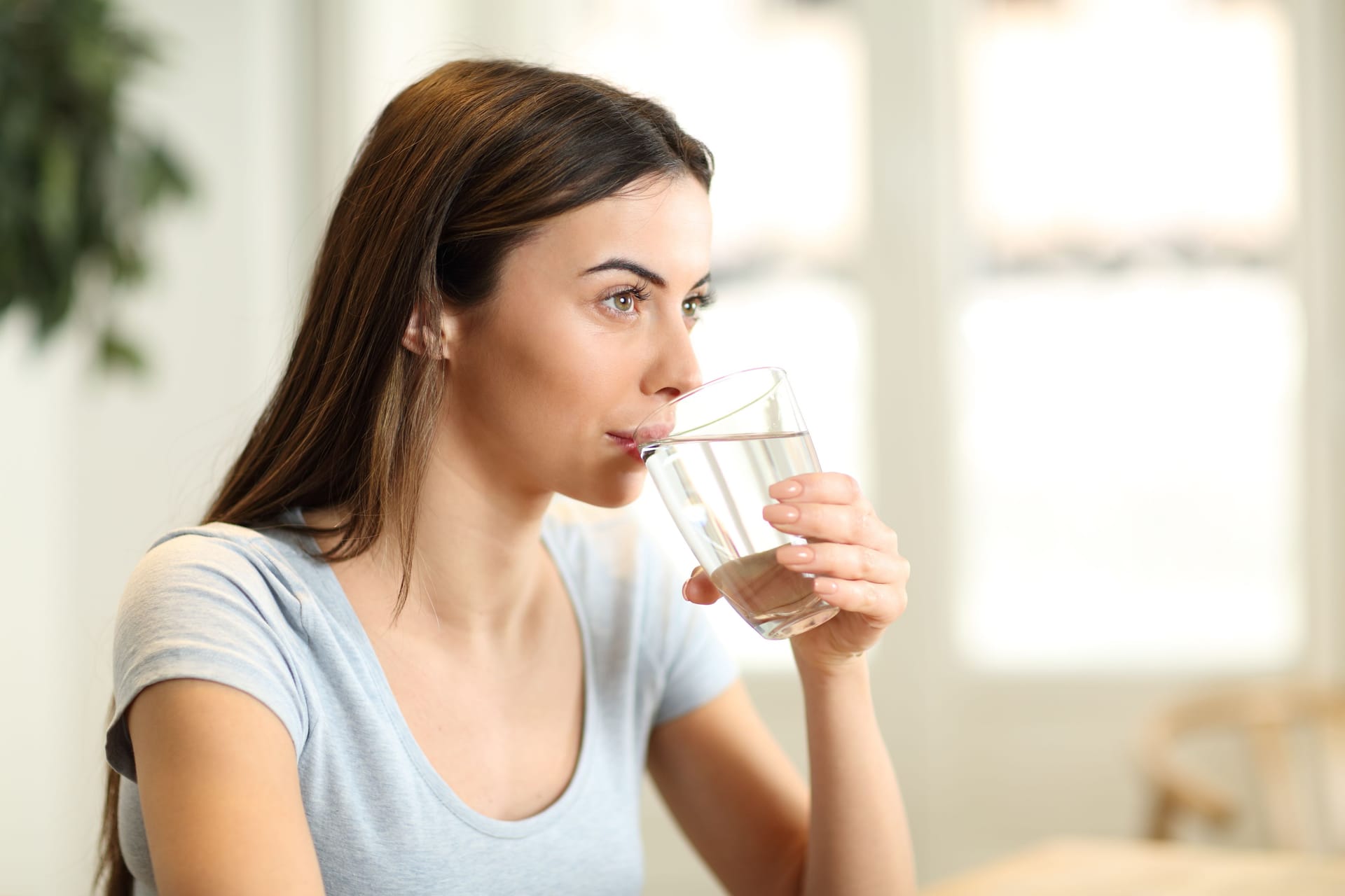 Wasser trinken: Wie hoch der individuelle Bedarf ist, ist sehr unterschiedlich.