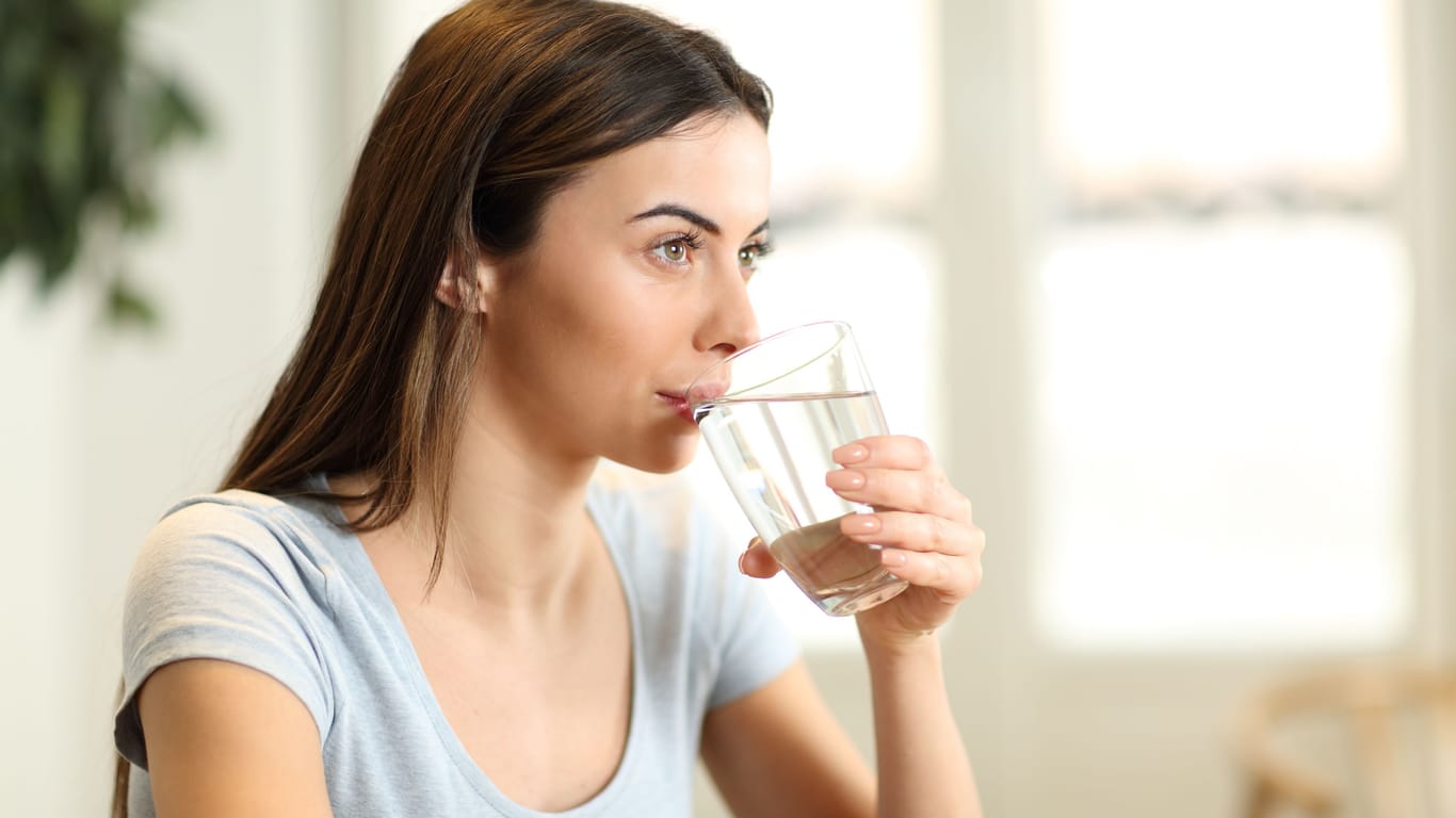 Wasser trinken: Wie hoch der individuelle Bedarf ist, ist sehr unterschiedlich.