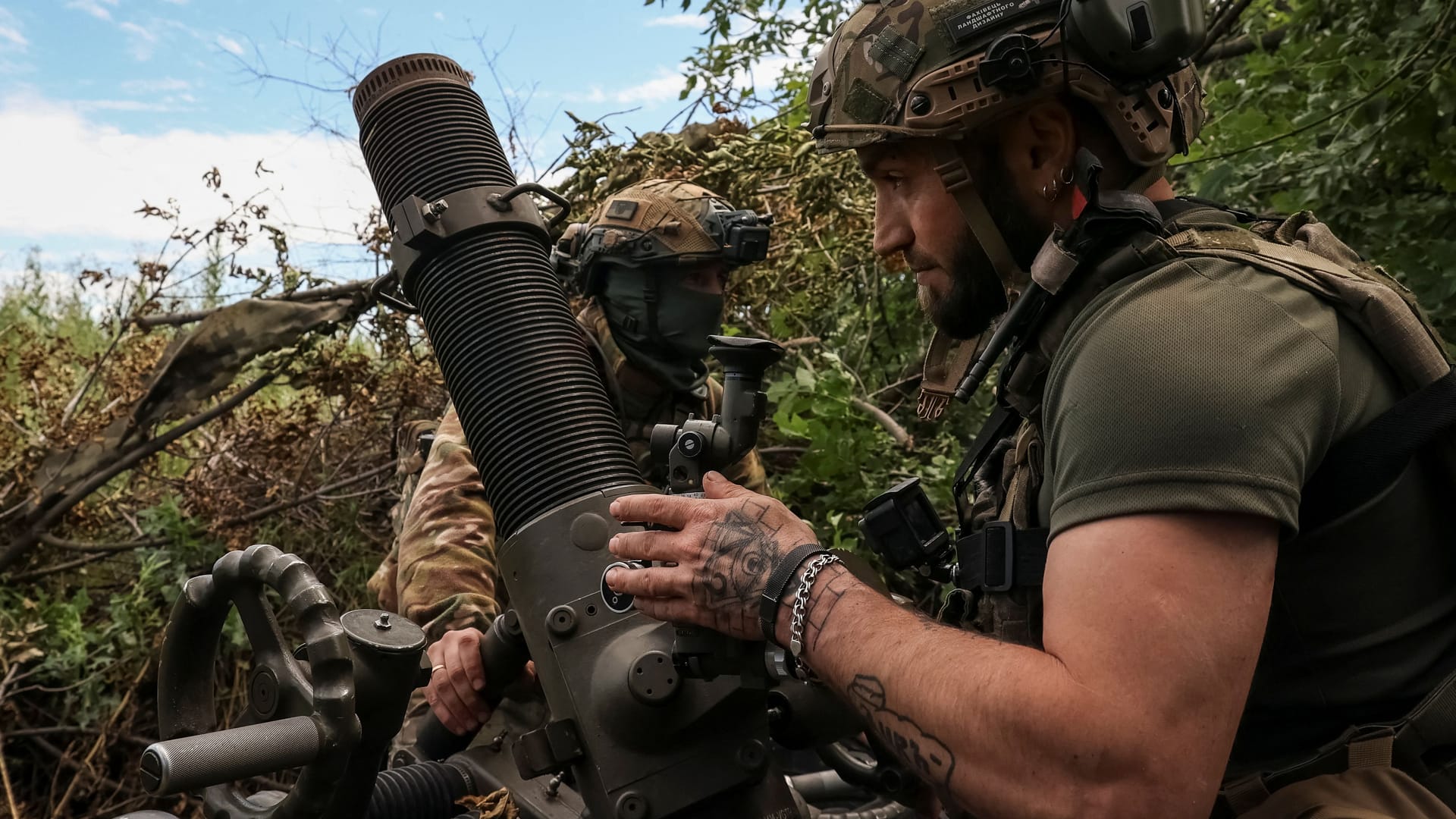 Ukrainische Soldaten bei einem Mörserangriff auf feindliche Stellungen in der Nähe der Stadt Bachmut.