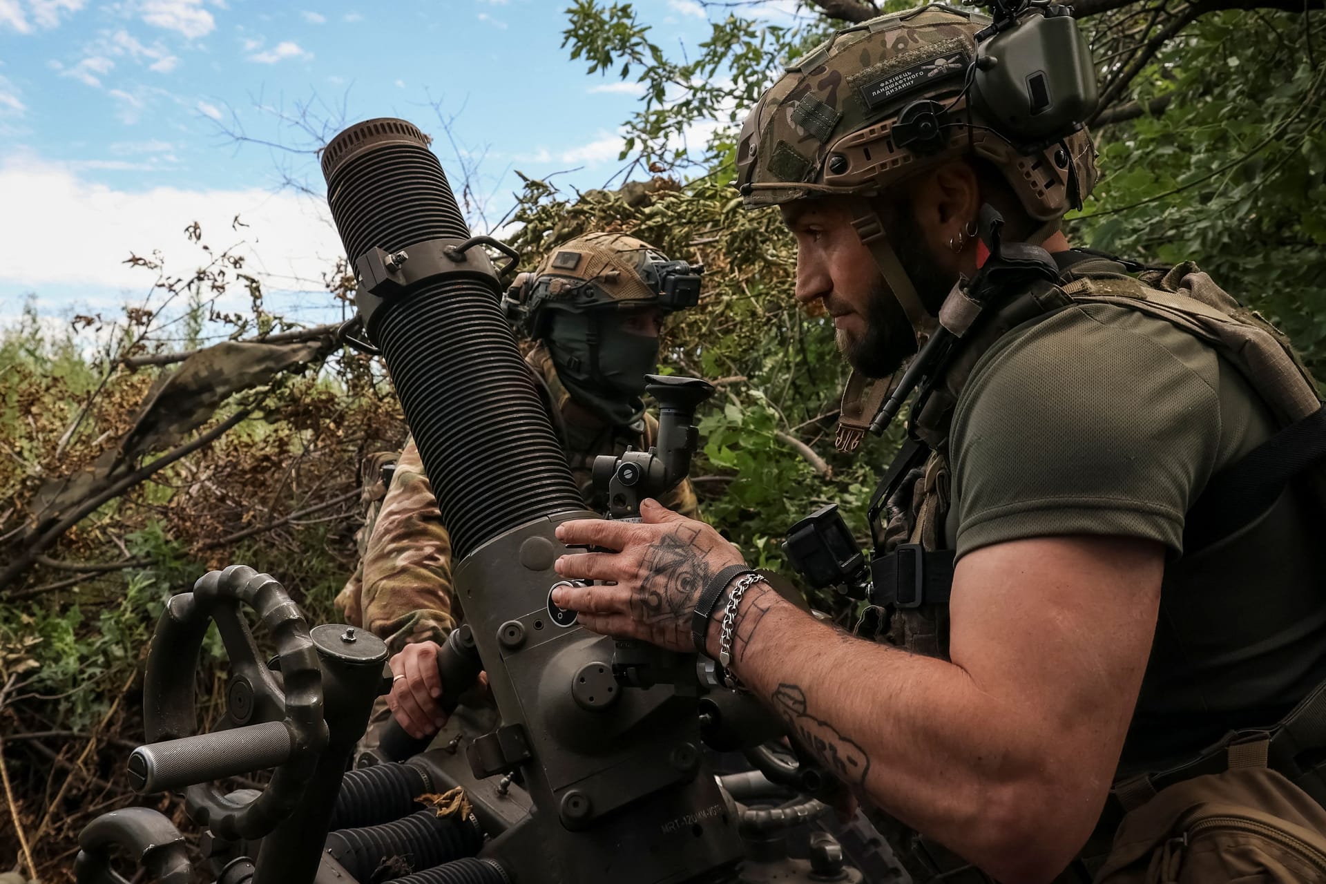 Ukrainische Soldaten bei einem Mörserangriff auf feindliche Stellungen in der Nähe der Stadt Bachmut.