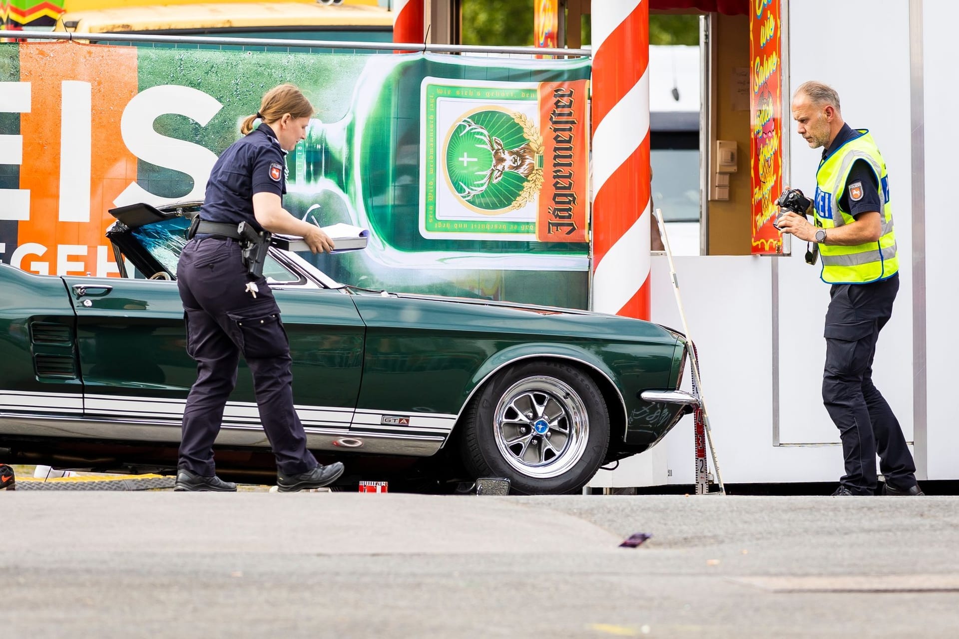 Einsatzkräfte der Polizei sichern auf dem Schützenplatz Spuren: Bei dem Unfall sind fünf Menschen verletzt worden.