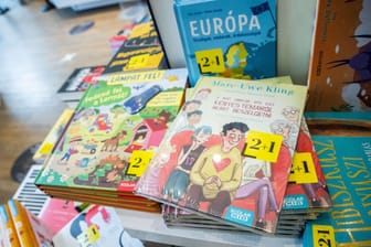 In Folie verpackte Bücher in Ungarn