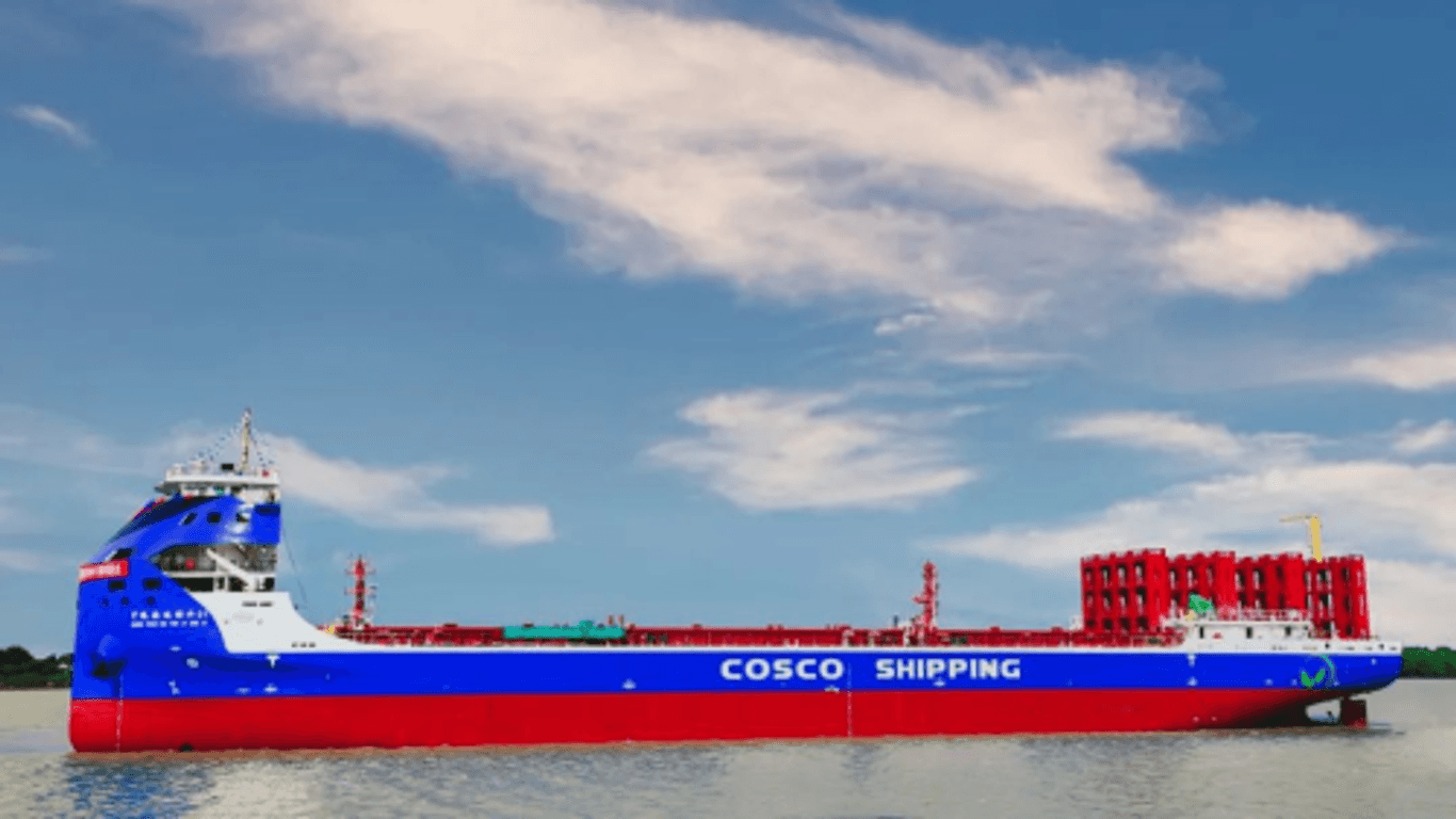 Der E-Frachter N997: Der Frachter von Cosco Shipping ohne Container.