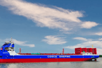 Der E-Frachter N997: Der Frachter von Cosco Shipping ohne Container.