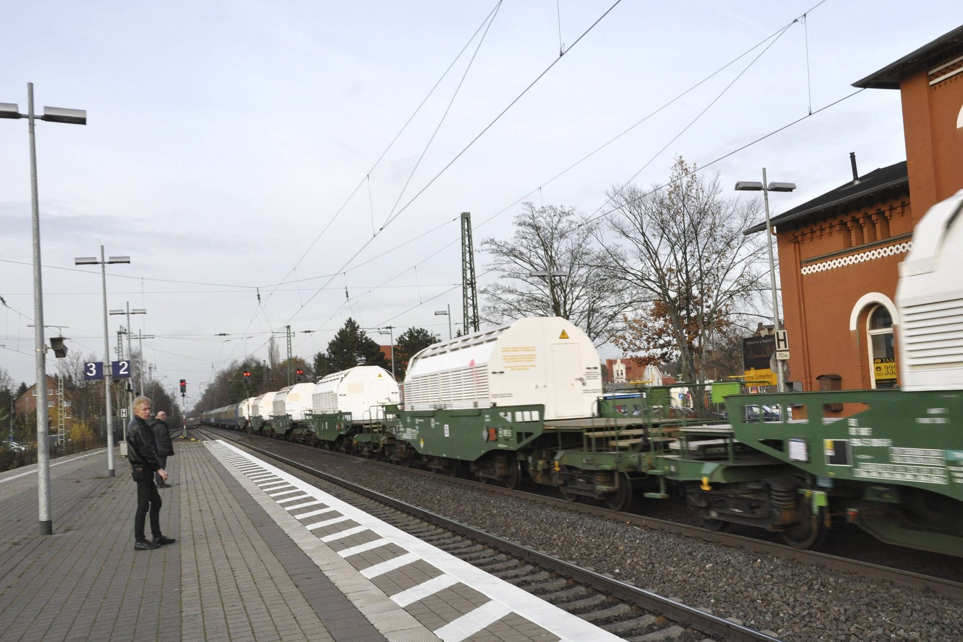 Bahnhof Neustadt am Rübenberge bei Hannover (Symbolbild): In der Nacht zum Sonntag wurde ein Mann am Bein gestreift.