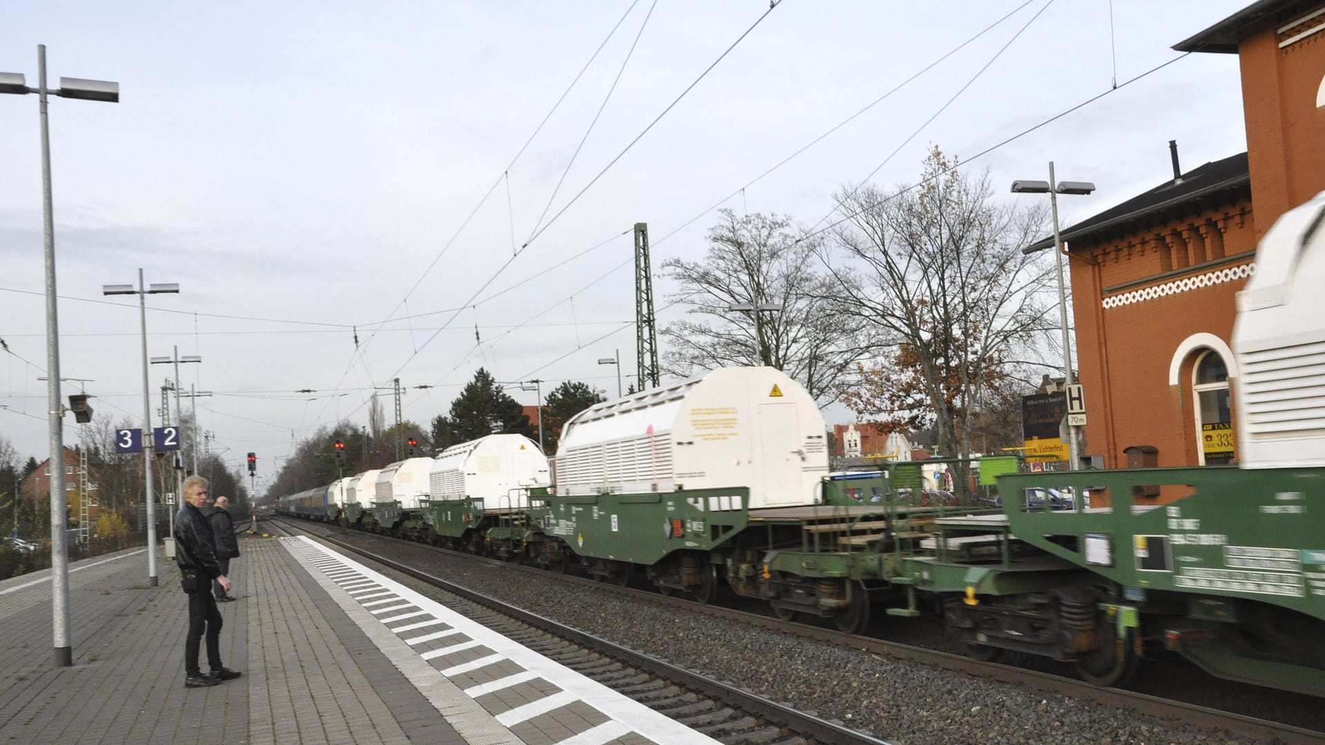 Bahnhof Neustadt am Rübenberge bei Hannover (Symbolbild): In der Nacht zum Sonntag wurde ein Mann am Bein gestreift.