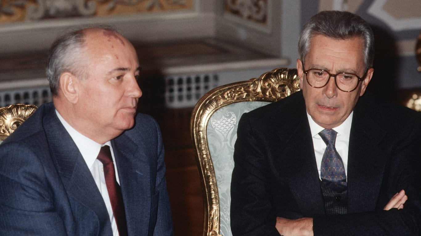 Arnoldo Forlani (r.) und der damalige Führer der sowjetischen KPdSU, Michail Gorbatschow im November 1989 im Vatikan.